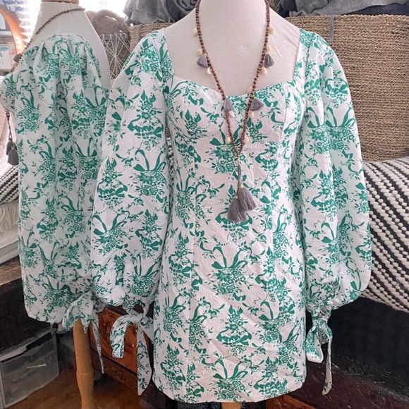 Gorgeous puff sleeve mini dress - Picture 2 of 7